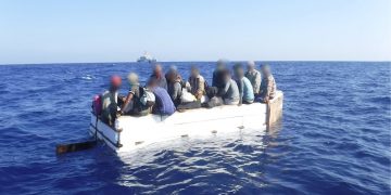 Fotografía de archivo de cedida a EFE por la Guardia Costera estadounidense donde se muestra a un grupo migrantes cubanos a bordo de una embarcación rústica, interceptados al sur de Florida. Foto: Guardia Costera EEUU / EFE / Archivo.