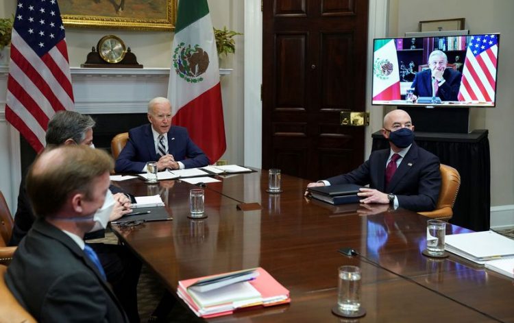 El presidente de Estados Unidos, Joe Biden, y el secretario de Seguridad Nacional, Alejandro Mayorkas, durante la reunión virtual con el presidente mexicano, Andrés Manuel López Obrador, el 1 de marzo de 2021. Foto: Reuters.