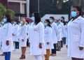 Brigada de médicos cubanos que asistirán a Catar en el combate de la pandemia de COVID-19. Foto: @MINSAPCuba/Twitter.