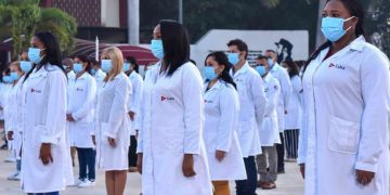 Brigada de médicos cubanos que asistirán a Catar en el combate de la pandemia de COVID-19. Foto: @MINSAPCuba/Twitter.