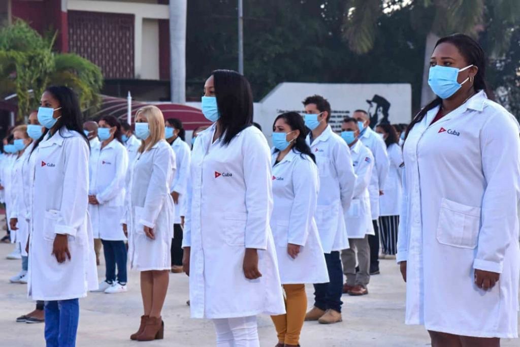 Brigada de médicos cubanos que asistirán a Catar en el combate de la pandemia de COVID-19. Foto: @MINSAPCuba/Twitter.