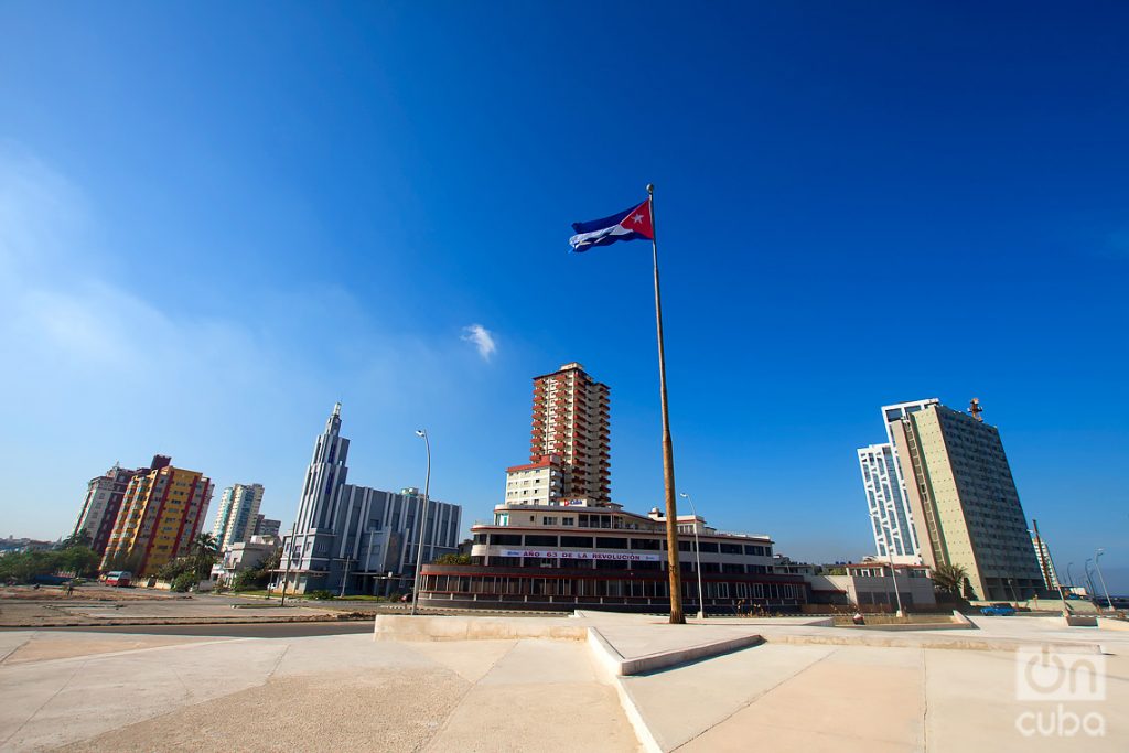 La bandera cubana ondea donde una vez estuvo el monumento al Mayor General Calixto García, en el extremo norte de la Calle G o Avenida de los Presidentes, en La Habana. Foto: Otmaro Rodríguez.