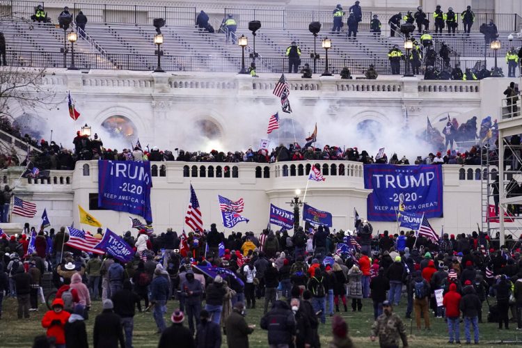 Foto del asalto al Capitolio en Washington el 6 de enero del 2021. Foto: John Minchillo/AP.