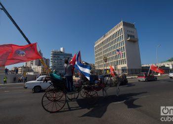 Caravana contra el embargo de Estados Unidos a Cuba, pasa frente a la embajada estadounidense en La Habana, el 28 de marzo 2021. Foto: Otmaro Rodríguez.