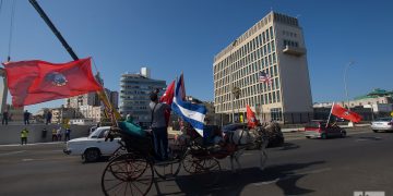 Caravana contra el embargo de Estados Unidos a Cuba, pasa frente a la embajada estadounidense en La Habana, el 28 de marzo 2021. Foto: Otmaro Rodríguez.