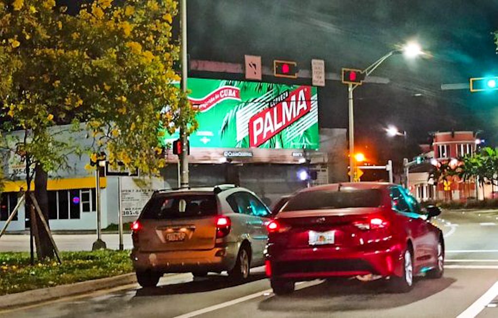 Valla publicitaria de la cerveza Palma en Miami, Florida. Foto: cubadebate.cu