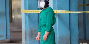 Un trabajador sanitario en una zona en aislamiento por la COVID-19 en La Habana. Foto: Otmaro Rodríguez.