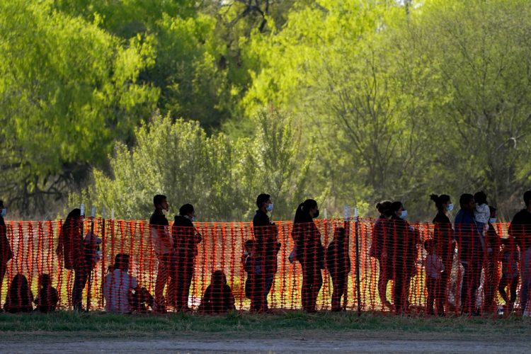 Migrantes detenidos en instalaciones de la agencia Aduanas y Protección Fronteriza de EEUU en Mission, Texas.  Foto: Julio Cortez/AP.