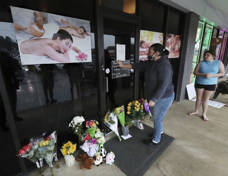 Fachada de uno de los centros de masajes blanco de los ataques en Atlanta. | Foto: Cris Compton / AP