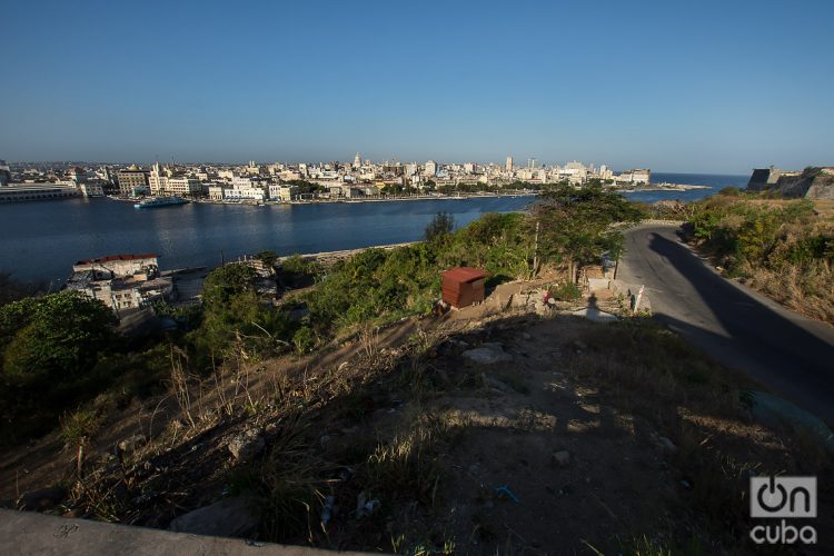 Carretera de La Cabaña, en el lado este de la bahía de La Habana. Foto: Otmaro Rodríguez.