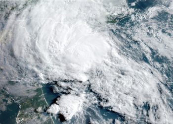 Esta foto de satélite del 27 de mayo del 2020 proveída por la Oficina Nacional de Administración Oceánica y Atmosférica de Estados Unidos (NOAA) muestra a la tormenta tropical Bertha acercándose a la costa de Carolina del Sur. Foto: NOAA vía AP.