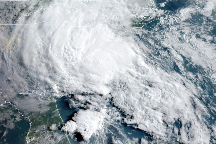 Esta foto de satélite del 27 de mayo del 2020 proveída por la Oficina Nacional de Administración Oceánica y Atmosférica de Estados Unidos (NOAA) muestra a la tormenta tropical Bertha acercándose a la costa de Carolina del Sur. Foto: NOAA vía AP.
