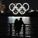 Una pareja frente al despliegue de los anillos olímpicos en el distrito de Odaiba en Tokio, el miércoles 3 de marzo de 2021. Foto: AP/Eugene Hoshiko.
