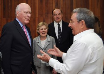 El senador Patrick Leahy, demócrata por Vermont, conversa con el entonces presidente cubano, Raúl Castro, durante una visita a La Habana.  Foto: Granma/AP/Pool.