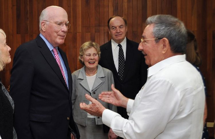 El senador Patrick Leahy, demócrata por Vermont, conversa con el entonces presidente cubano, Raúl Castro, durante una visita a La Habana.  Foto: Granma/AP/Pool.
