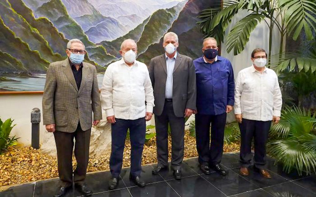 Raúl Castro, Lula da Silva, Miguel Díaz-Canel, Manuel Marrero y Bruno Rodríguez durante la visita del exmandatario brasileño a la Isla. Foto: @DiazCanelB/Twitter.