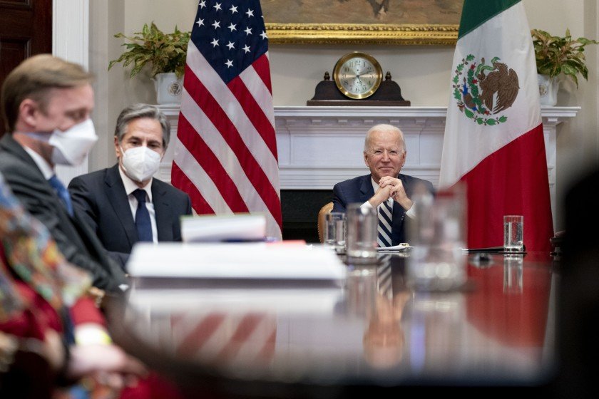 El presidente Joe Biden (der) con el asesor de seguridad nacional, Jake Sullivan (izq), y el secretario de Estado Antony Blinken (c), en la Casa Blanca. Foto: Andrew Harnik / AP / Archivo.