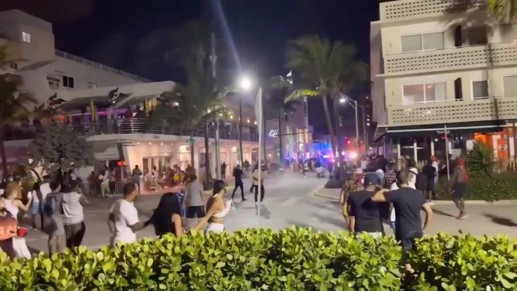 Decenas de jóvenes se enfrentan a la policía en la intersección de Ocean Drive y la calle 8, en Miami Beach. | Cortesía Miami Herald.