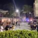 Decenas de jóvenes se enfrentan a la policía en la intersección de Ocean Drive y la calle 8, en Miami Beach. | Cortesía Miami Herald.