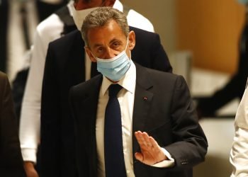 El expresidente francés Nicolas Sarkozy llega a una corte en París el lunes 1 de marzo de 2021 donde es procesado por un caso de corrupción. Foto: Michel Euler/Ap.