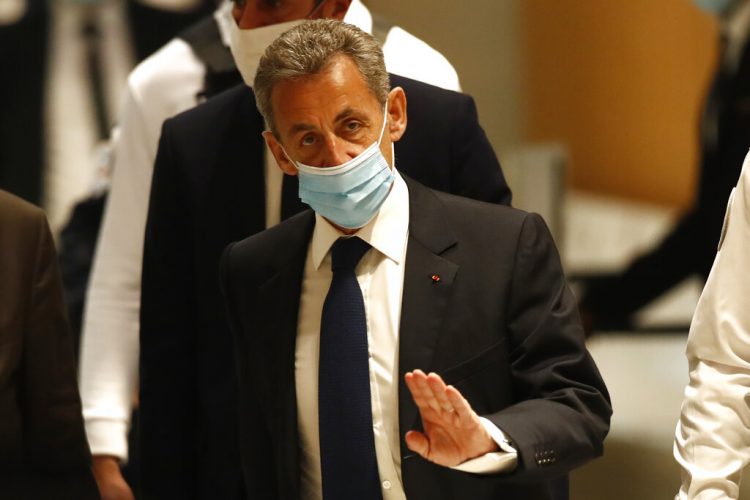 El expresidente francés Nicolas Sarkozy llega a una corte en París el lunes 1 de marzo de 2021 donde es procesado por un caso de corrupción. Foto: Michel Euler/Ap.