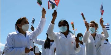 Grupo de médicos cubanos que prestaron ayuda en México en el enfrentamiento a la COVID-19. Foto: Marcelino Vázquez / ACN / Archivo.