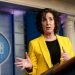 Roberta Jacobson, coordinadora para asuntos de la frontera sur de Estados Unidos, habla el miércoles 10 de marzo de 2021 durante una conferencia de prensa en la Casa Blanca. (AP Foto/Andrew Harnik)