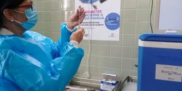 Preparación de una dosis de una vacuna cubana contra la COVID-19. Foto: @FinlayInstituto / Twitter / Archivo.