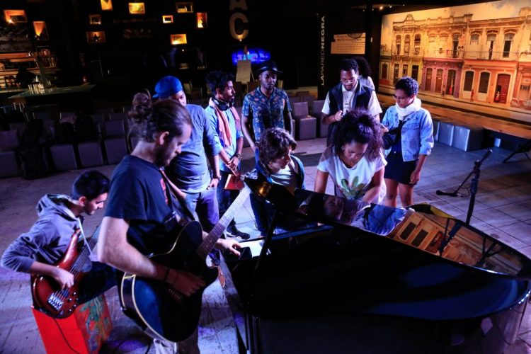 Varios músicos comparten experiencias en uno de los talleres del concurso Primera Base. Foto: sitio oficial del HWM