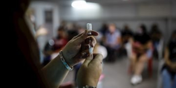 Una enfermera sostiene una vacuna contra la COVID-19 en un centro sanitario. Foto: EFE/ Juan Ignacio Roncoroni.