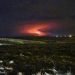 El cielo nocturno brilla tras la erupción de un volcán el viernes 19 de marzo de 2021 en la península Reykjanes de Islandia, no lejos de la capital, Reikiavik. Foto: Hildur Hlín Jónsdóttir vía AP.