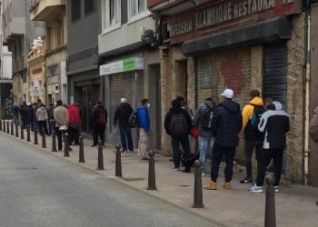 Personas que buscan trabajo, en una fila. En La Coruña, Galicia. Foto, vía lavozdegalicia.es