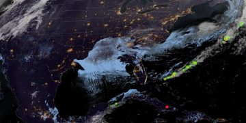 Imagen nocturna de Cuba y parte del continente norteamericano captada por el satélite GOES – 16 a las 22:05 horas (hora de Cuba), en la que se muestra a la derecha de la pequeña saeta de color rojo, el flashazo de la explosión. Tomada de la página oficial del Citma.