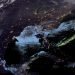 Imagen nocturna de Cuba y parte del continente norteamericano captada por el satélite GOES – 16 a las 22:05 horas (hora de Cuba), en la que se muestra a la derecha de la pequeña saeta de color rojo, el flashazo de la explosión. Tomada de la página oficial del Citma.