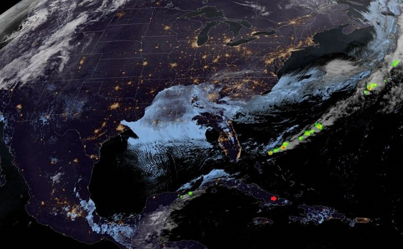 Imagen nocturna de Cuba y parte del continente norteamericano captada por el satélite GOES – 16 a las 22:05 horas (hora de Cuba), en la que se muestra a la derecha de la pequeña saeta de color rojo, el flashazo de la explosión. Tomada de la página oficial del Citma.