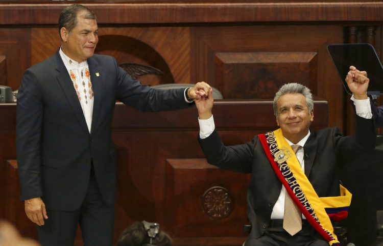 En esta fotografía de archivo, del 24 de mayo de 2017, el presidente entrante Lenín Moreno, a la derecha, levanta la mano con el presidente saliente Rafael Correa, durante la ceremonia de juramentación en Quito, Ecuador.  Foto: Dolores Ochoa, Ap/Archivo.