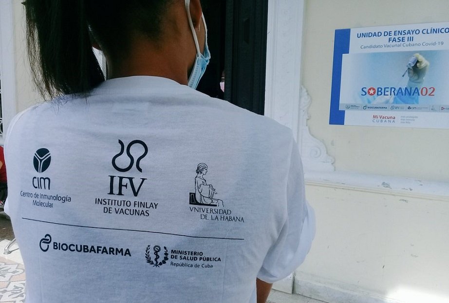 Inicio de la fase III de ensayos clínicos del candidato vacunal cubano contra la COVID-19 Soberana 02, en La Habana. Foto: @FinlayInstituto / Twitter.