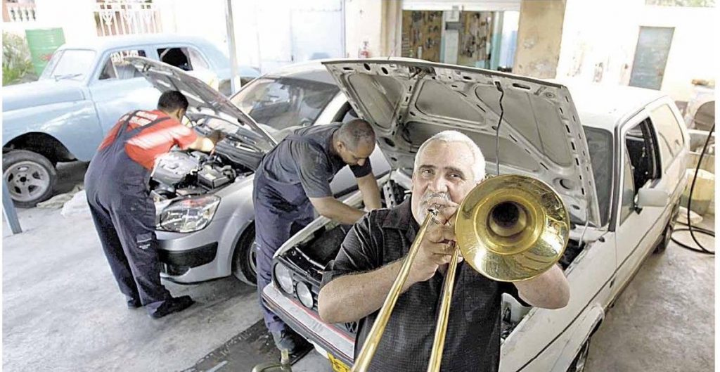 El fallecido músico cubano Hugo Morejón Gómez, quien fuera trombonista de la orquesta Los Van Van. Foto: @escalonaegrem / Twitter.