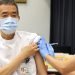 Terumi Kamisawa (izquierda), presidente del Centro Komagome, el hospital metropolitano de Tokio para cáncer e infecciones, recibe una dosis de la vacuna contra el coronavirus desarrollada por Pfizer y BioNTech en el hospital, en Tokio, el 5 de marzo de 2021. Foto: Yoshikazu Tsuno/AP.