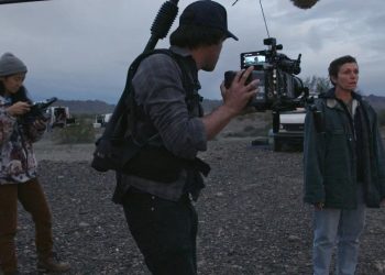 Momento de la filmación de la película "Nomadland". De izquierda a derecha: Chloé Zhao (directora), Joshua James Richards (Fotografía) y Frances McDormand (actriz). Foto: indiewire.com