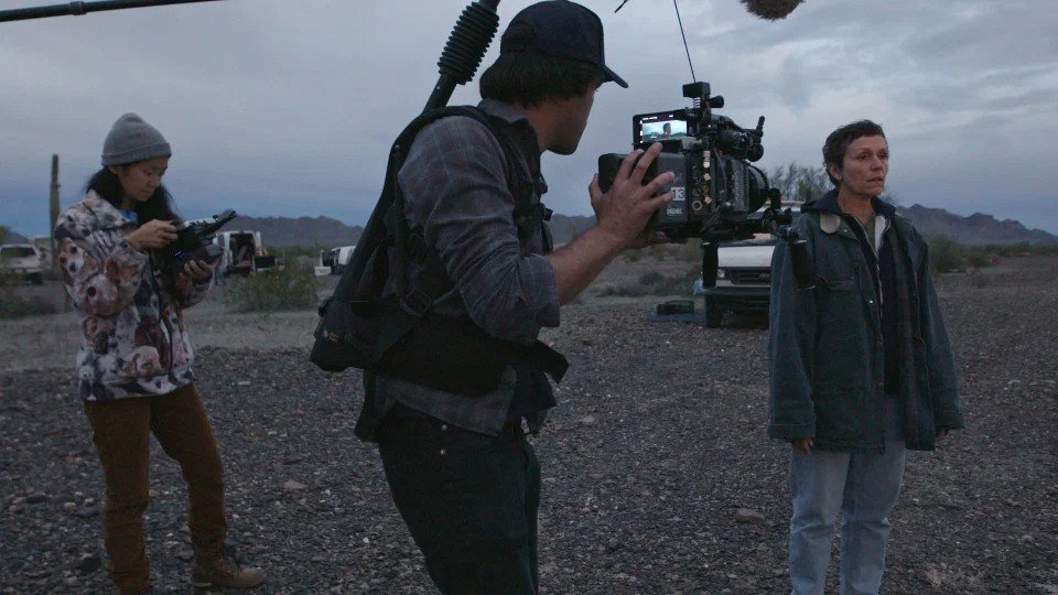 Momento de la filmación de la película "Nomadland". De izquierda a derecha: Chloé Zhao (directora), Joshua James Richards (Fotografía) y Frances McDormand (actriz). Foto: indiewire.com