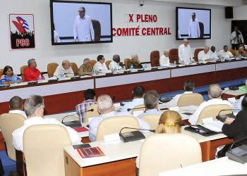 Foto de archivo de una reunión del Comité Central del PCC encabezada por Raúl Castro. Foto: presidencia.gob.cu / Archivo.