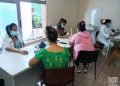 Trabajadores de la Salud participantes en un estudio de intervención son evaluados antes de recibir la primera dosis del candidato vacunal Soberana 02, en el Policlínico Docente Vedado, en La Habana. Foto: Eric Caraballoso Díaz.