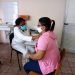 Una trabajadora de la Salud, participante en un estudio de intervención, es evaluada antes de recibir la primera dosis del candidato vacunal Soberana 02, en el Policlínico Docente Vedado, en La Habana. Foto: Eric Caraballoso Díaz.