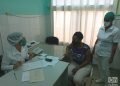 Una trabajadora de la Salud, participante en un estudio de intervención, es evaluada antes de recibir la primera dosis del candidato vacunal Soberana 02, en el Policlínico Docente Vedado, en La Habana. Foto: Eric Caraballoso Díaz.