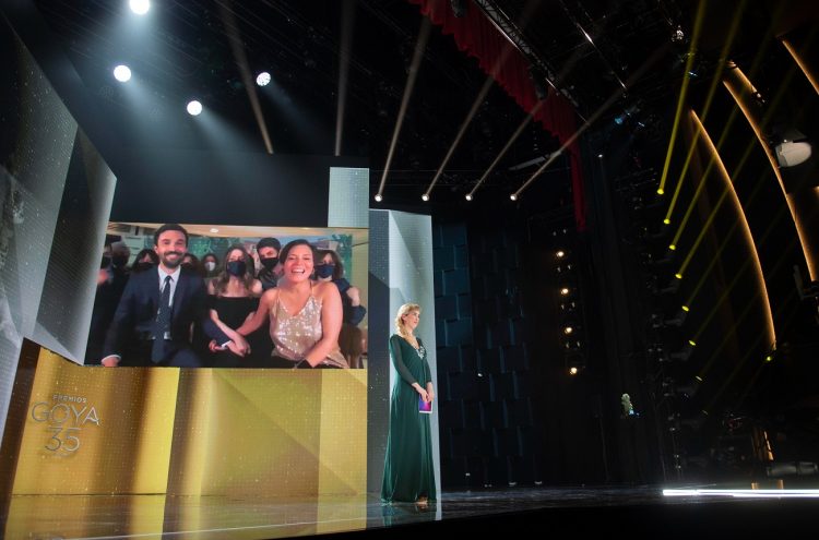 Valérie Delpierre (producción) y Alex Lafuente (director de fotografía), ambos visibles en la pantalla, recibieron el premio por el filme "Las Niñas", de Pilar Palomero. Foto: twitter.com/PremiosGoya
