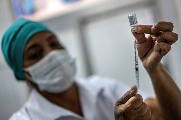 Una enfermera prepara una dosis de la vacuna cubana Soberana 02 contra la COVID-19. Foto: Ramón Espinosa / AP / Archivo.