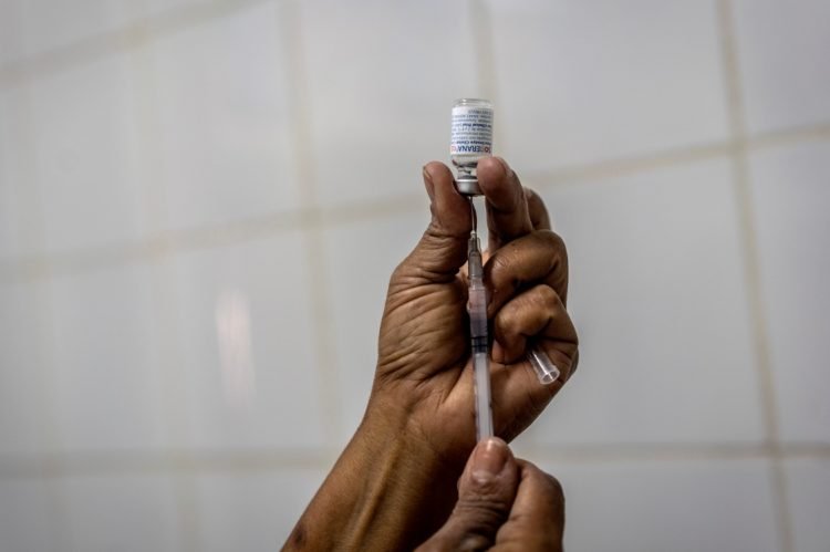 Una enfermera prepara una dosis de una vacuna cubana contra la COVID-19. Foto: Ramón Espinosa / AP / POOL / Archivo.