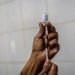Una enfermera prepara una dosis de una vacuna cubana contra la COVID-19. Foto: Ramón Espinosa / AP / POOL / Archivo.
