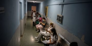 Trabajadores de la Salud esperan para recibir la primera dosis del candidato vacunal Soberana 02 contra la COVID-19, como parte de un estudio de intervención con personal sanitario cubano, en el Policlínico Docente Vedado, en La Habana. Foto: Ramón Espinosa / AP / POOL.